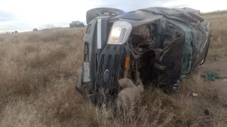 Murió un intendente al volcar su camioneta