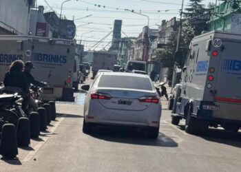 Reclaman por el caos en calle Ricardo Gutiérrez a causa de los bolardos