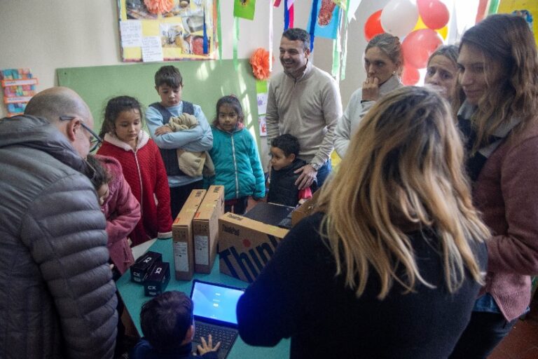 Entregaron computadoras a la Escuela y el Jardín de El Contador