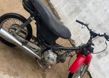 Le robaron la moto y la recuperó ella sola