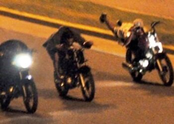 Dos adolescentes en grave estado por choque entre motos