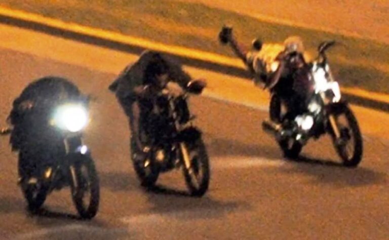 Dos adolescentes en grave estado por choque entre motos