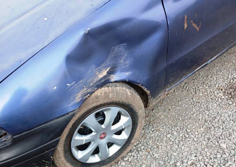 Buscan a una camioneta que les chocó el auto estacionado