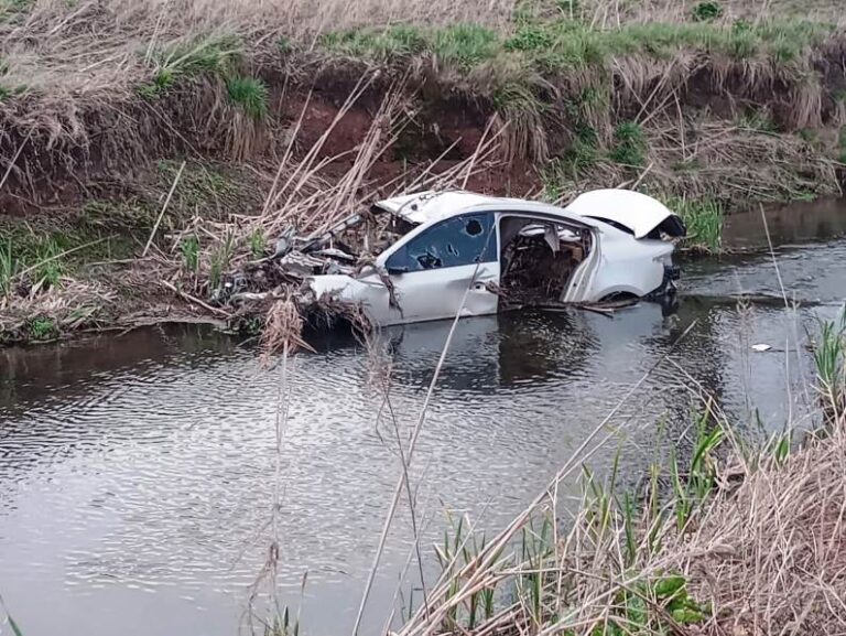 Extraña presencia de un auto en el agua