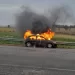 Desesperación ante el voraz incendio de un auto en marcha
