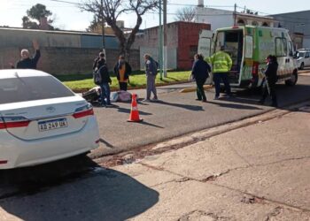 Joven herida en otro choque en moto en una esquina peligrosa