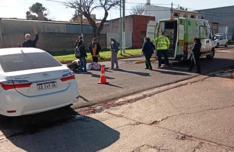 Joven herida en otro choque en moto en una esquina peligrosa