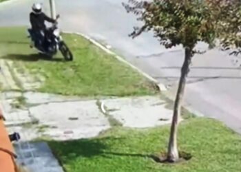 Denuncian que un motociclista intentó llevar a un menor en la calle