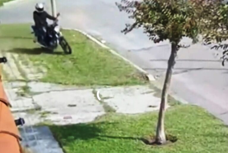 Denuncian que un motociclista intentó llevar a un menor en la calle