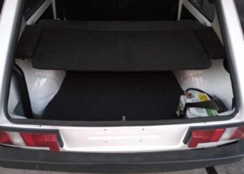 Le robaron lo que tenía en el baúl del auto