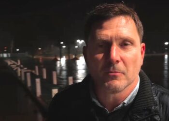 Hay evacuados: el Intendente muestra la crecida del río y “espera que el tiempo cambie”