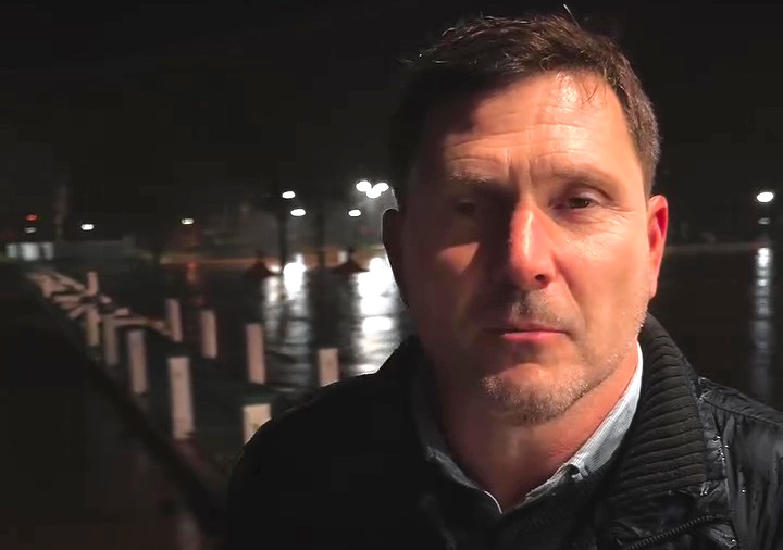 Hay evacuados: el Intendente muestra la crecida del río y “espera que el tiempo cambie”