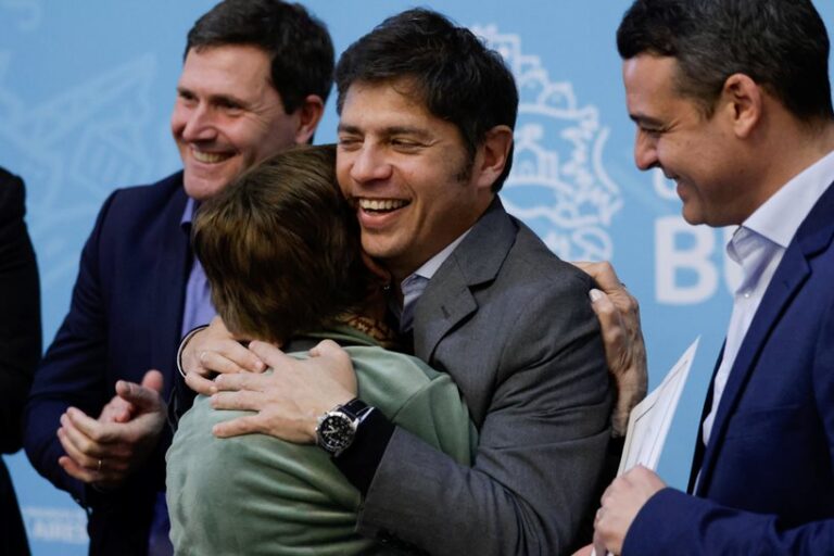 Kicillof y Bouvier entregaron escrituras a vecinos y patrulleros a la policía