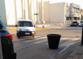 Empezaron a colocar maceteros junto a los bolardos