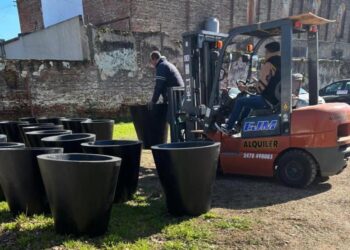 Embellecimiento de calle Ricardo Gutiérrez: llegaron los maceteros