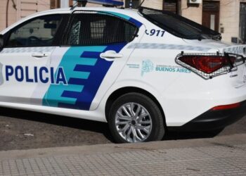 Tres pibes atacaron a piedrazos a un móvil policial