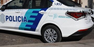 Tres pibes atacaron a piedrazos a un móvil policial