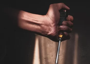 Salió de la cárcel y quiso meterse a la fuerza en un bar que ya no existía