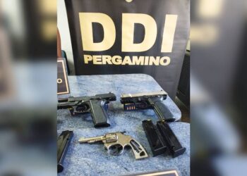 Tuvo una relación con un cura, lo denunció por violencia de género y le secuestraron un arsenal