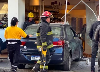 Un auto fuera de control chocó a otro y terminó dentro de un negocio