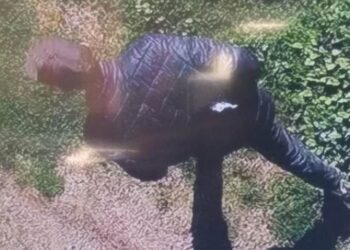 Aplican una contravención a un sujeto que dañó una cámara de seguridad