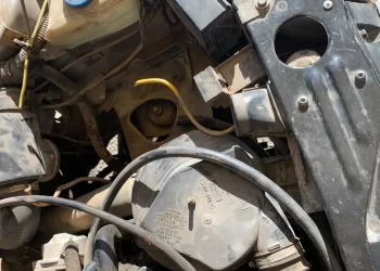 Se quedó sin combustible y le robaron la batería