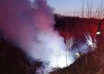 Vuelco e incendio del auto de una arrecifeña en la Autopista 8