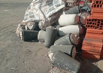 Chocan otro bolardo y se agranda el depósito