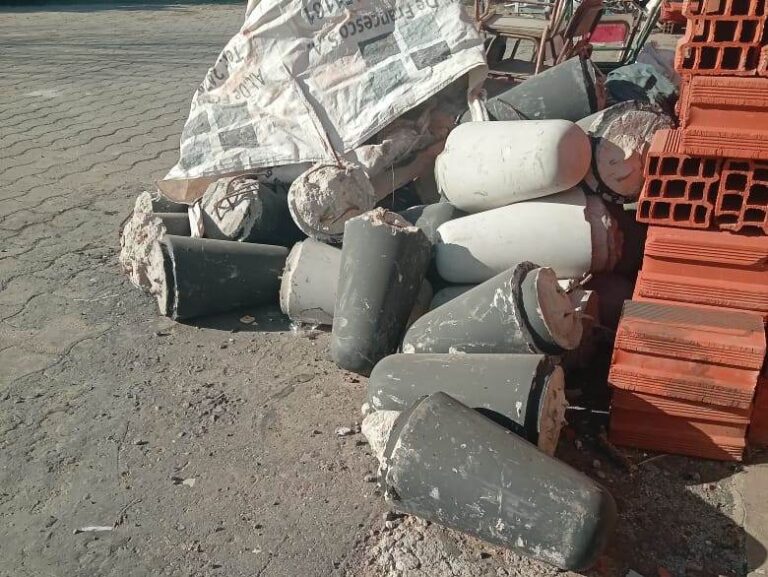 Chocan otro bolardo y se agranda el depósito