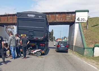 Una chica herida en choque de una moto cotra un camión
