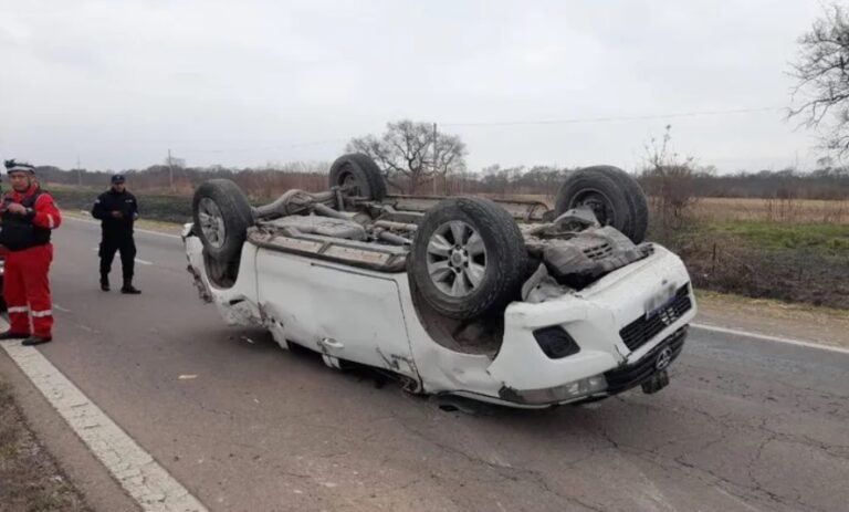 Choque entre una Hilux y un Falcon generó todo tipo de comentarios
