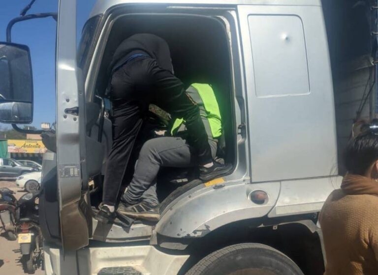 Asaltaron a un camionero mientras dormía en la banquina