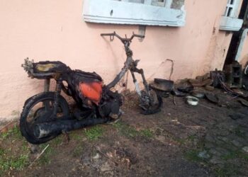 Una joven pareja perdió todo en el incendio de su casa