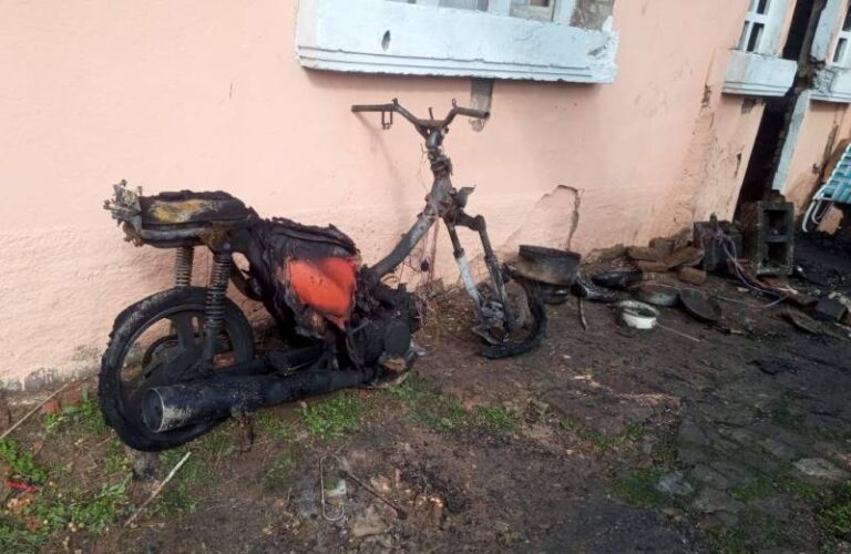 Una joven pareja perdió todo en el incendio de su casa