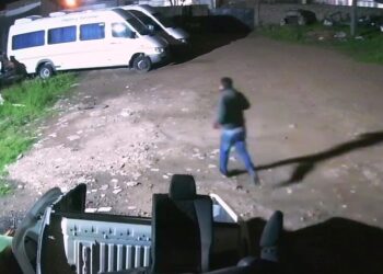 Agencia de autos difundió videos de quien entró a robar