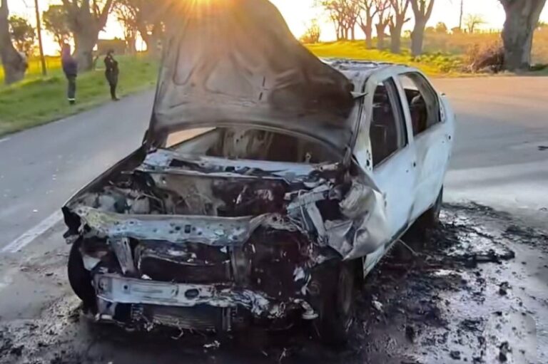 Un auto chocó en ruta 8 y se incendió