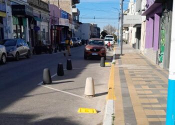 Colocaron topes para estacionamiento entre bolardos en la Ricardo Gutiérrez