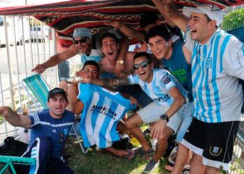 La hinchada de Racing debe pasar por Arrecifes para ir al partido contra River