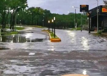 Inundación en Arrecifes: el agua cortó la Avenida Merlassino