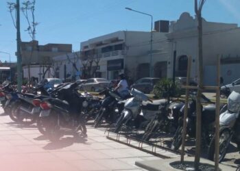 Día 21 de paro municipal: largas colas en el Hospital