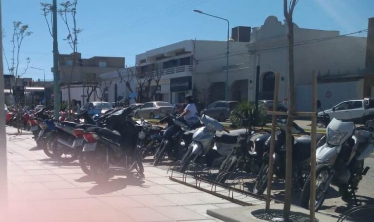 Día 21 de paro municipal: largas colas en el Hospital