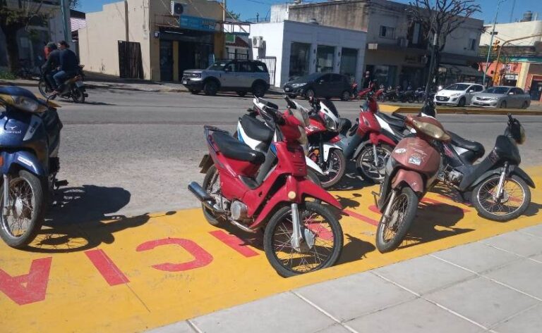 Día 21 de paro municipal: largas colas en el Hospital