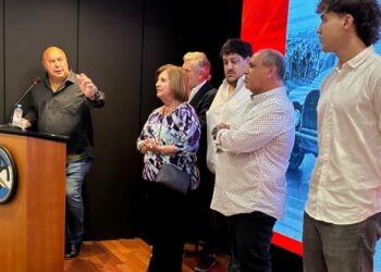 VIDEO. Importante y emotivo homenaje de la AAV a Carlos Pairetti