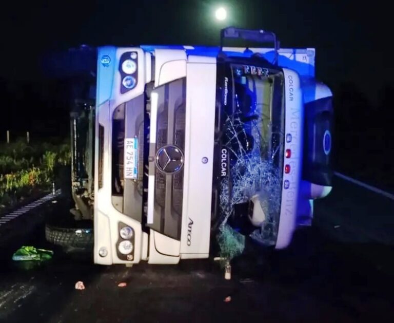 Un camión cargado con papas volcó en la autopista 8
