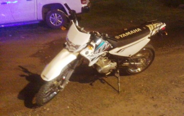 Choque entre una moto y una camioneta en la Villa