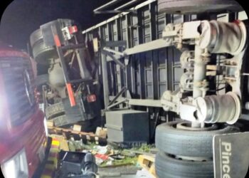 Impactante vuelco de un camión en la autopista 8