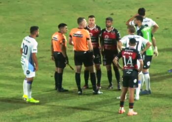 La predicción de Caruso se cumplió: Douglas perdió con un polémico arbitraje