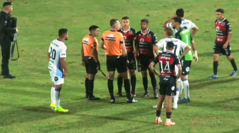 La predicción de Caruso se cumplió: Douglas perdió con un polémico arbitraje