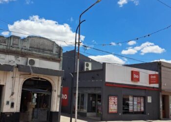 Colocaron nuevas columnas de iluminación en calle Ricardo Gutiérrez