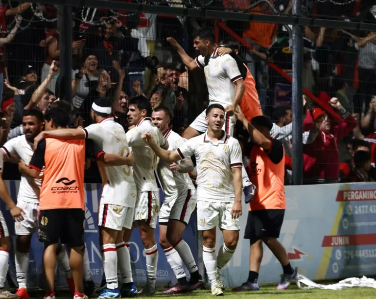 Goleada de Douglas para seguir soñando con el ascenso